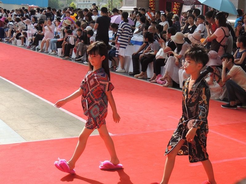 开封一国际学校举办时装周 学生自主设计雾霾时装