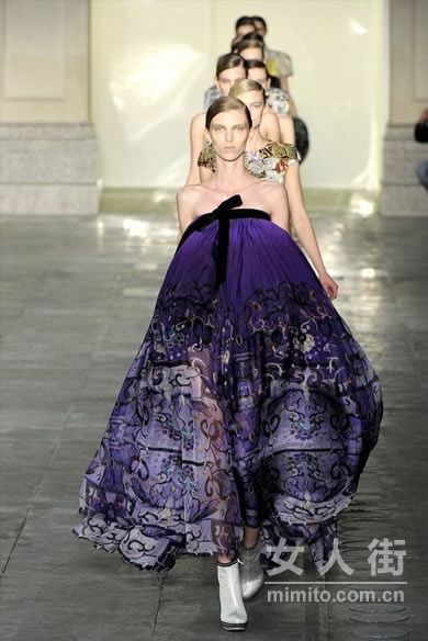 Mary Katrantzou 2011 中国花瓶穿身上