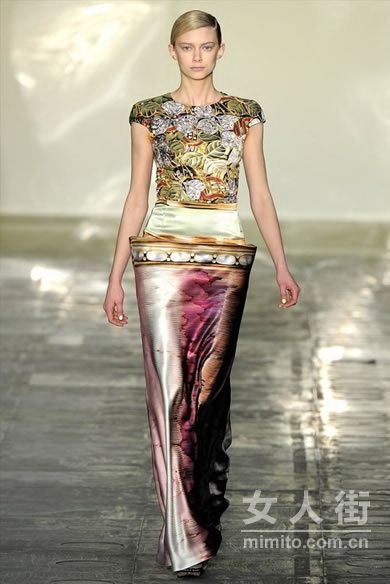 Mary Katrantzou 2011 中国花瓶穿身上